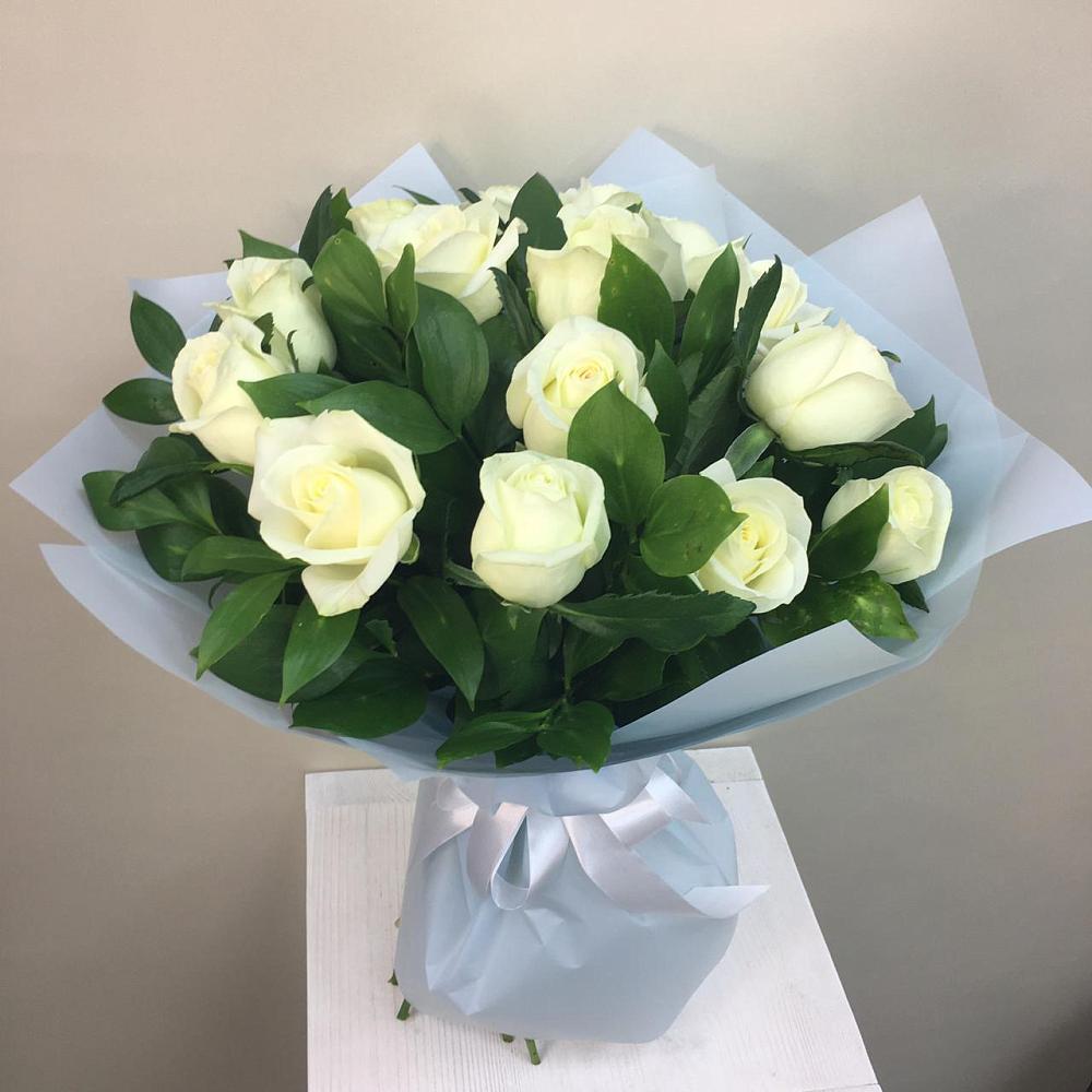 Букет 15 Белых роз Проуд в Новомихайловском