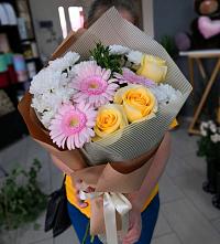 Букет цветов из:  Герберы, Розы и Хризантемы #REPLACE_PRED# Новомихайловском