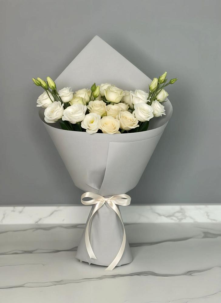 Букет цветов из: Розы и Лизиантусы в Новомихайловском