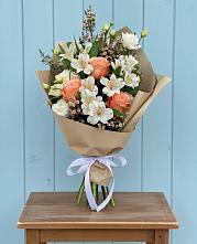 Букет цветов из:  Альстромерии, Лизиантусы, Розы и Хризантемы в Новомихайловском