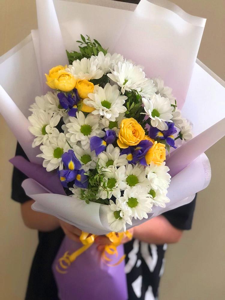 Букет цветов из: Ирисы, Хризантемы и Розы в Новомихайловском