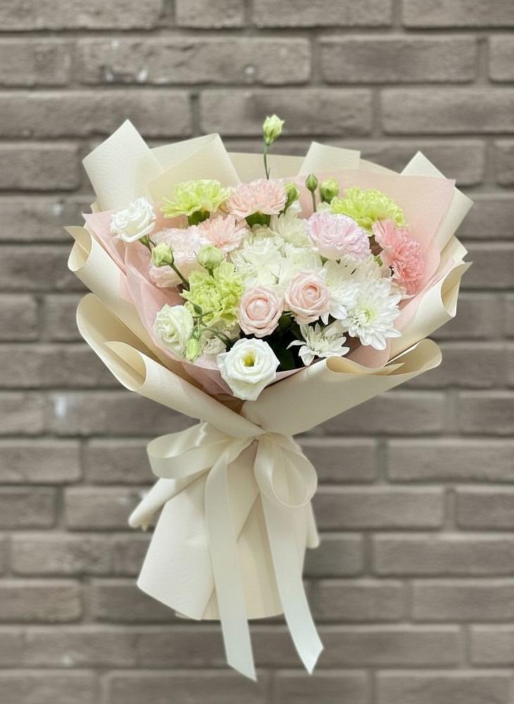 Букет цветов из: Гвоздики, Розы, Лизиантусы и Хризантемы в Новомихайловском
