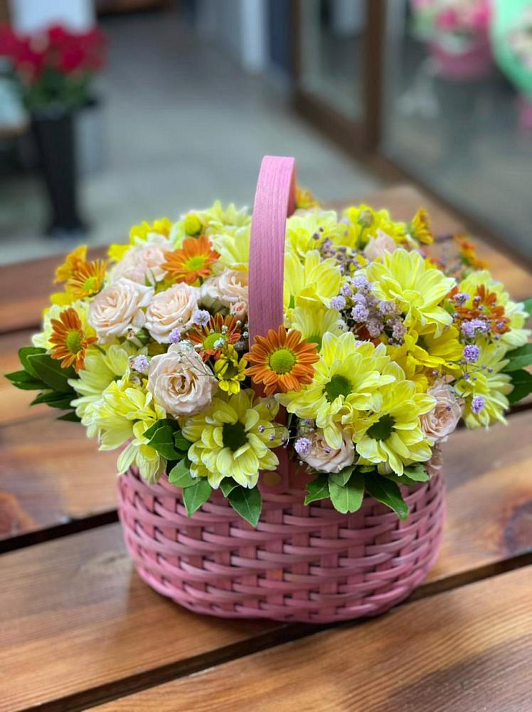 Цветочная композиция из Хризантемы и Розы в корзине в Новомихайловском