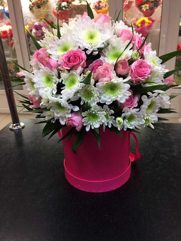 Цветочная композиция из Розы и Хризантемы в шляпной коробке в Новомихайловском