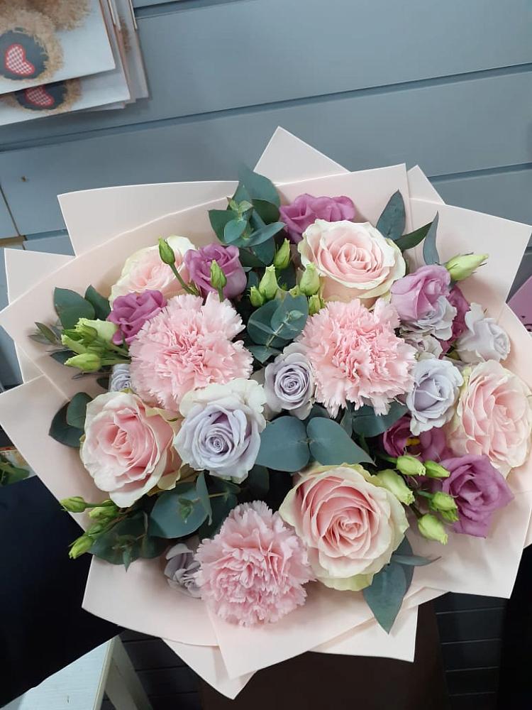 Букет цветов из: Розы, Гвоздики и Лизиантусы в Новомихайловском